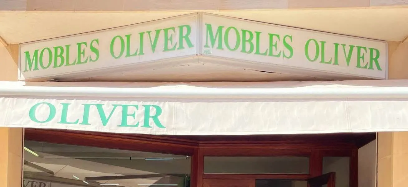Fachada de la tienda Mobles Oliver, en Campos